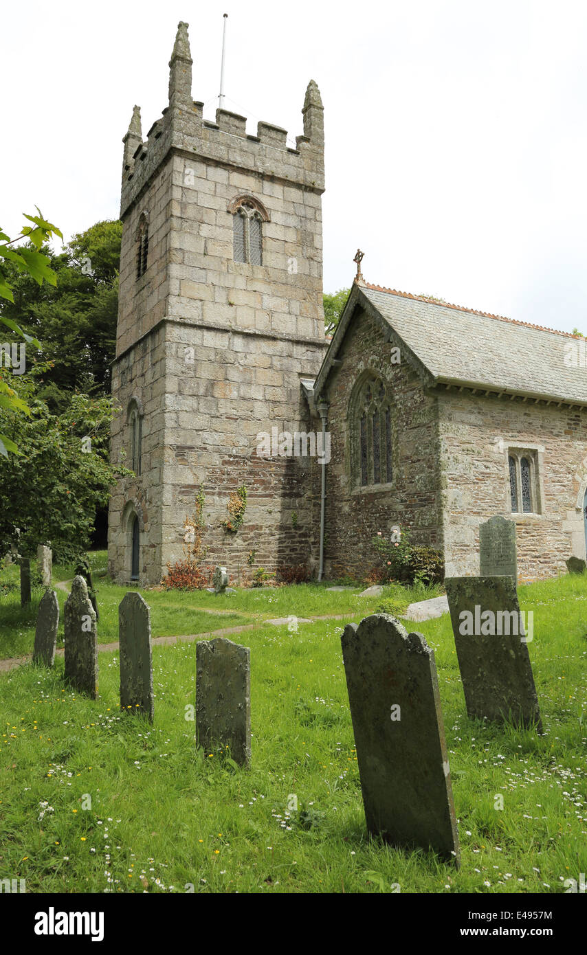 L'église d'mawnan distant Cornwall Banque D'Images