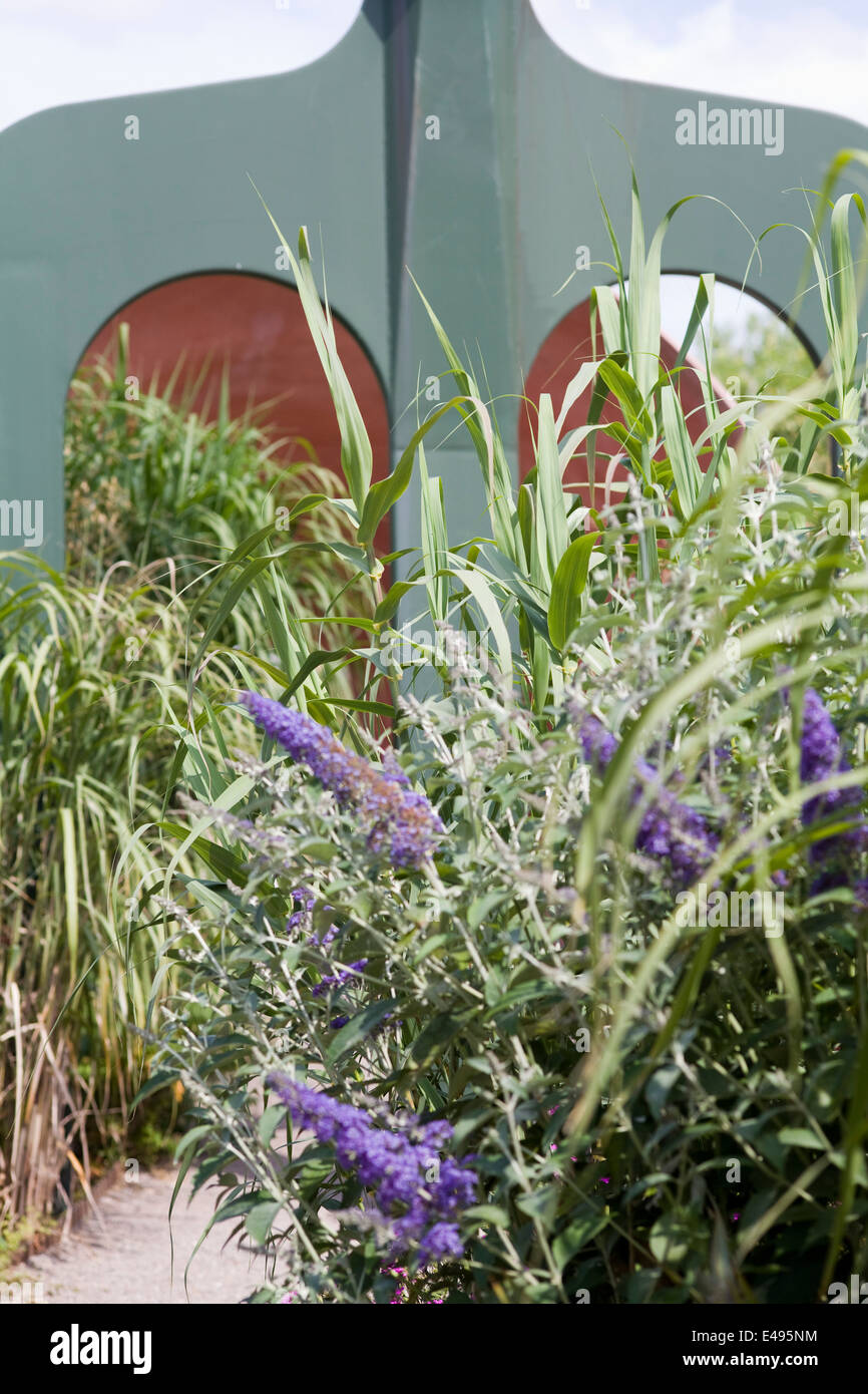 Fourche surdimensionnée géant et pot de fleurs avec le feuillage à avenir Gardens St Albans conçu par Ivan Hicks Banque D'Images