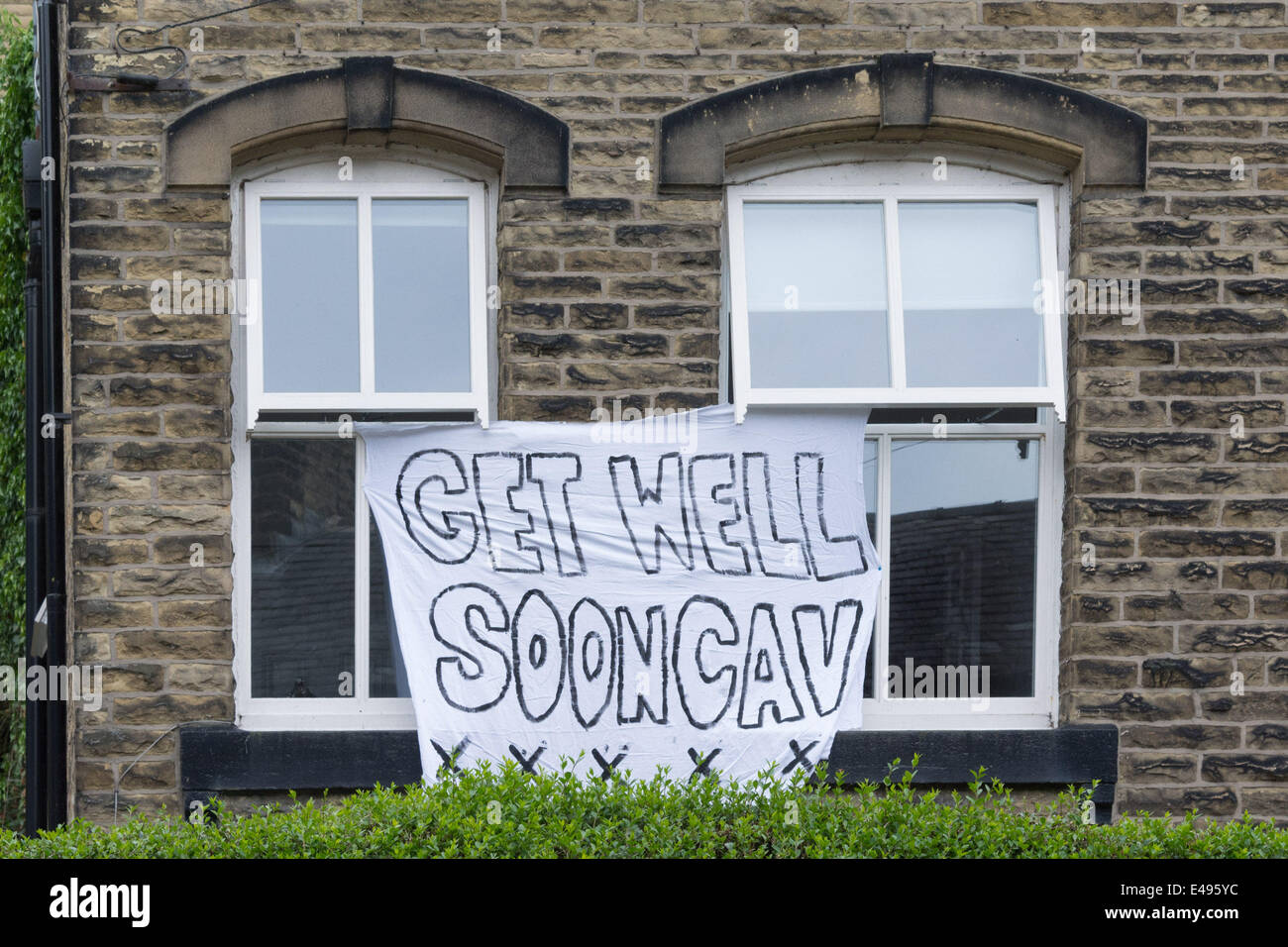 Hebden Bridge, Yorkshire, UK. 6 juillet, 2014. Une bannière qui souhaitent Mark Cavendish 'Get Well Soon' vole depuis la fenêtre d'une maison à Hebdon Bridge comme le Tour de France passe à travers. Cycliste britannique Mark Cavendish s'est écrasé sur la course près de la ligne d'arrivée le premier jour et s'est retiré du concours avec une épaule disloquée. Credit : Patricia Phillips/Alamy Live News Banque D'Images