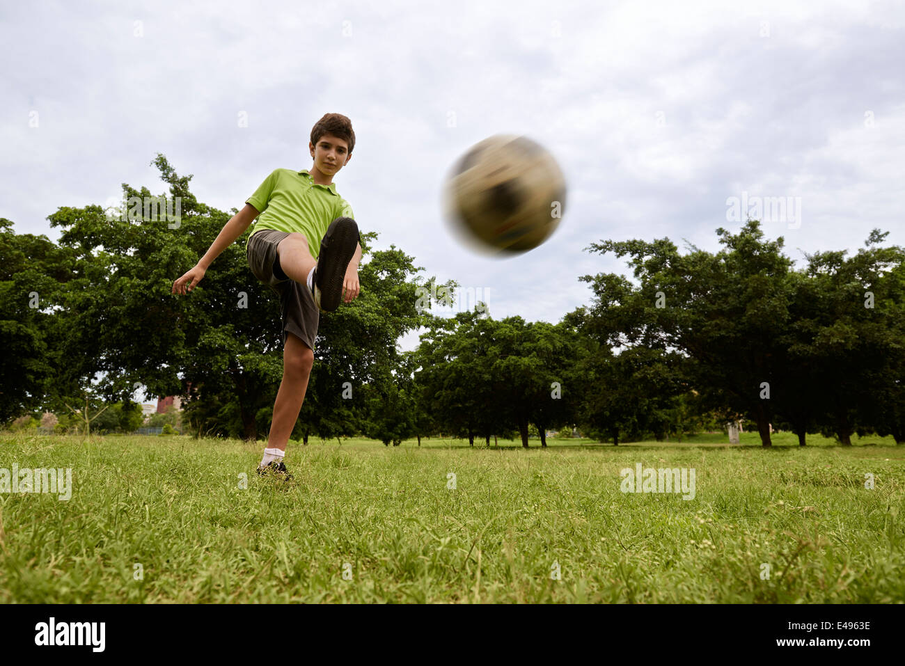 Les enfants jouent au soccer jeu en parc, avec copie espace sur l'herbe et se concentrer sur le football ball Banque D'Images