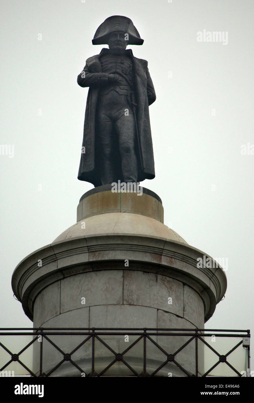 AJAXNETPHOTO. 2005. WIMEREAUX,FRANCE - BOULOGNE-WIMEREAUX-ST.MARTIN - STATUE DE NAPOLÉON BONAPARTE AU SOMMET DU MÉMORIAL COLONNE DE LA GRANDE ARMÉE À L'EST DE BOULOGNE JUSTE À CÔTÉ DE LA N1 FACE AU NORD À TRAVERS LA CHAÎNE ANGLAISE.PHOTO:JONATHAN EASTLAND/AJAX Banque D'Images