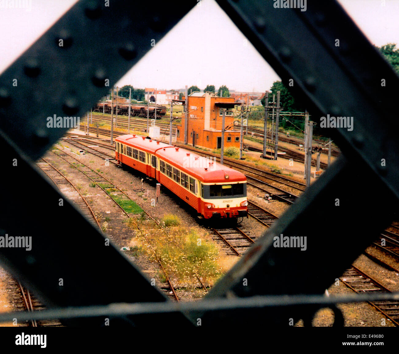 AJAXNETPHOTO. 1998. CAMBRAI, France. Classe SNCF X4500 CARAVELLE TRAIN. PHOTO:JONATHAN EASTLAND/AJAX REF:FRA9608PCD Banque D'Images