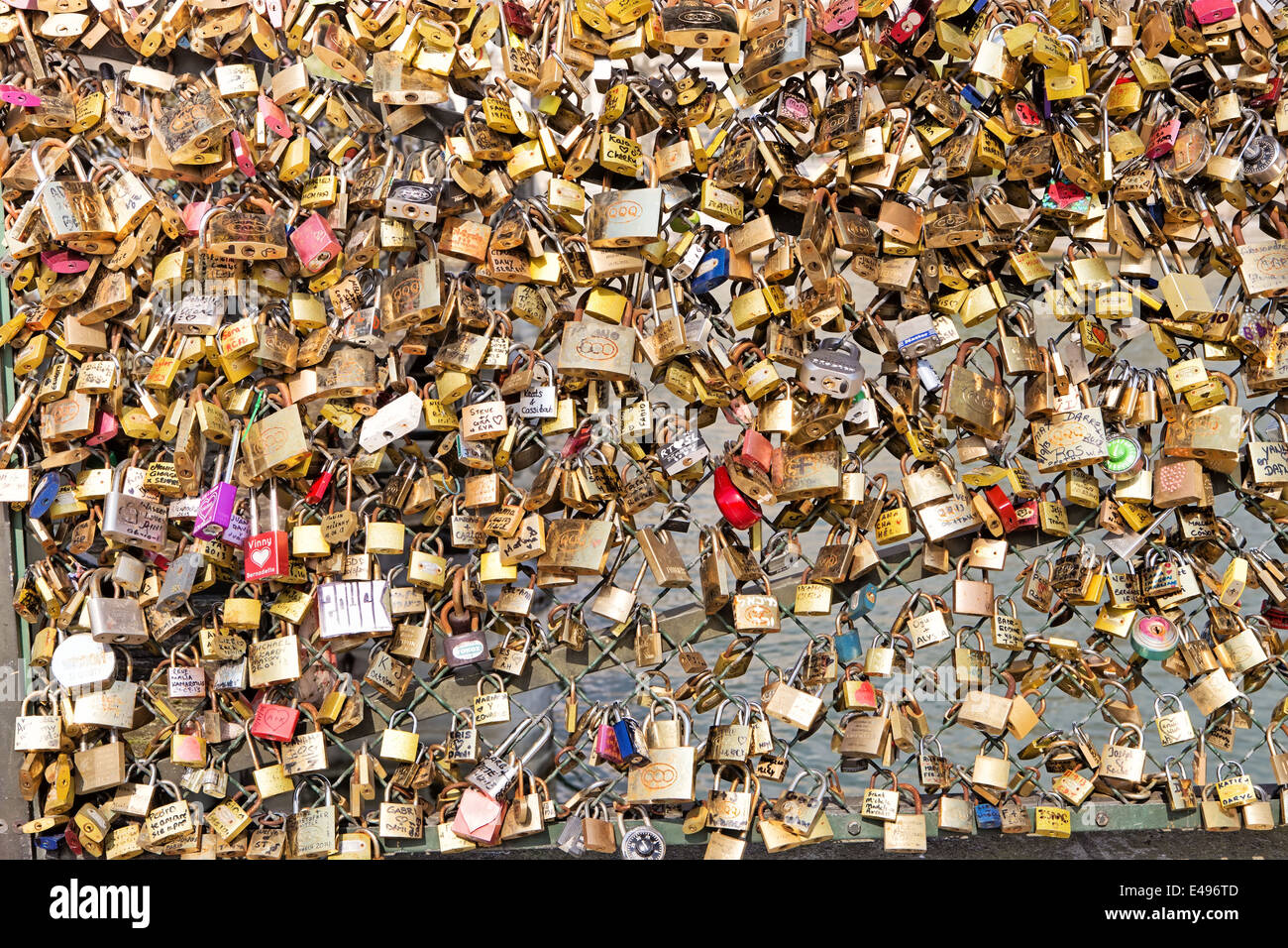 Cadenas d'amour sur le Pont des arts à Paris Banque D'Images