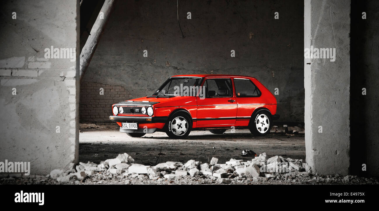 VW Golf GTI rouge dans le vieux bâtiment vandalisé Banque D'Images