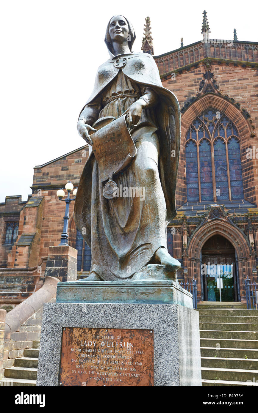 Statue de Lady Wulfrun par Sir Charles Wheeler à côté de St Peters Collégiale Wolverhampton West Midlands UK Banque D'Images