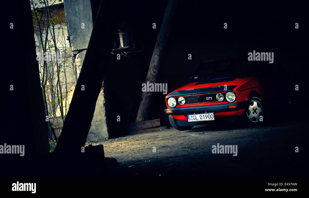 VW Golf GTI rouge dans le vieux bâtiment vandalisé Banque D'Images