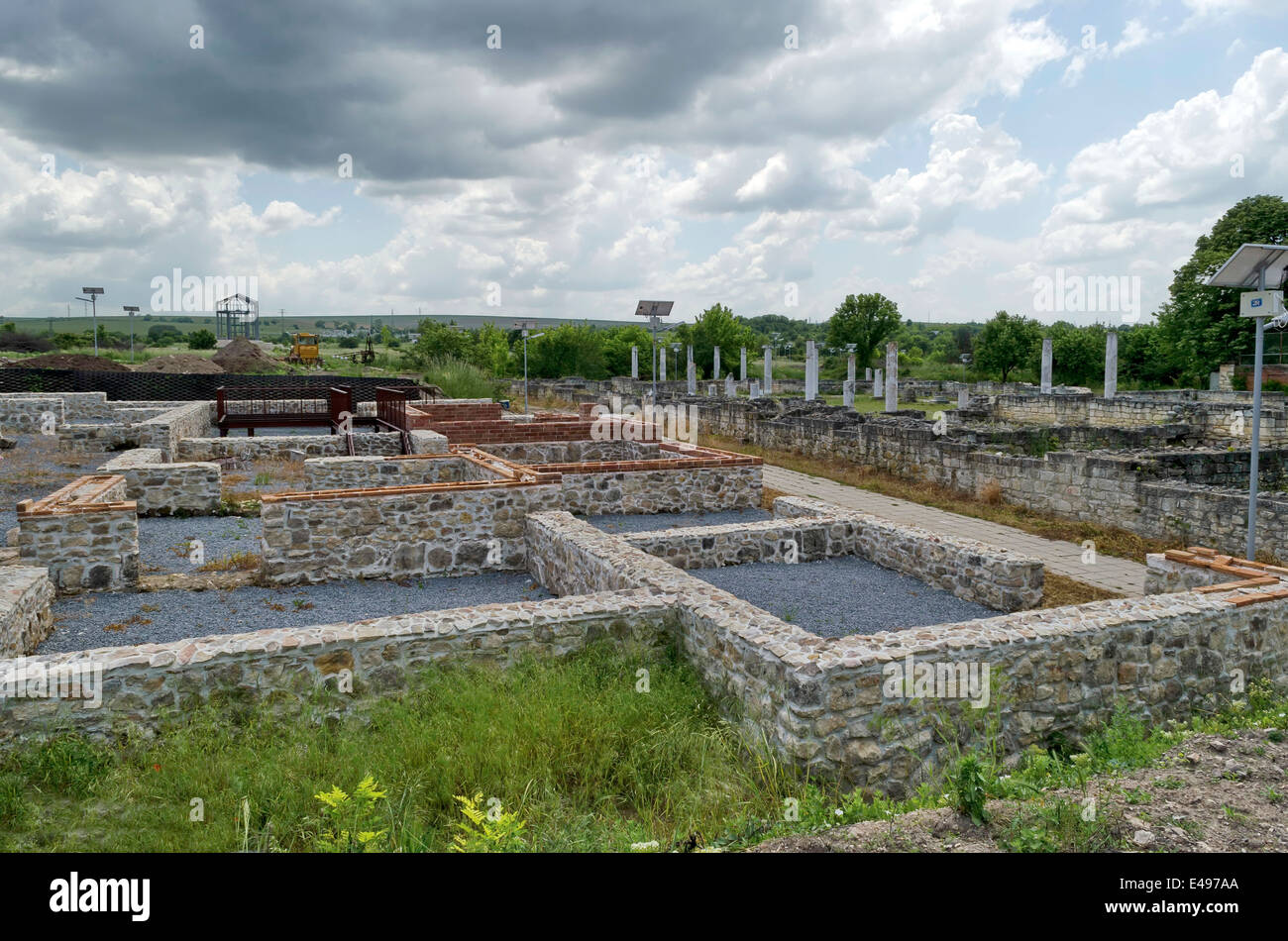 Complexe archéologique Abritus. Rénovation partie de la ruine. Installer de l'éclairage LED solaire système pilier avec panneau solaire. Banque D'Images