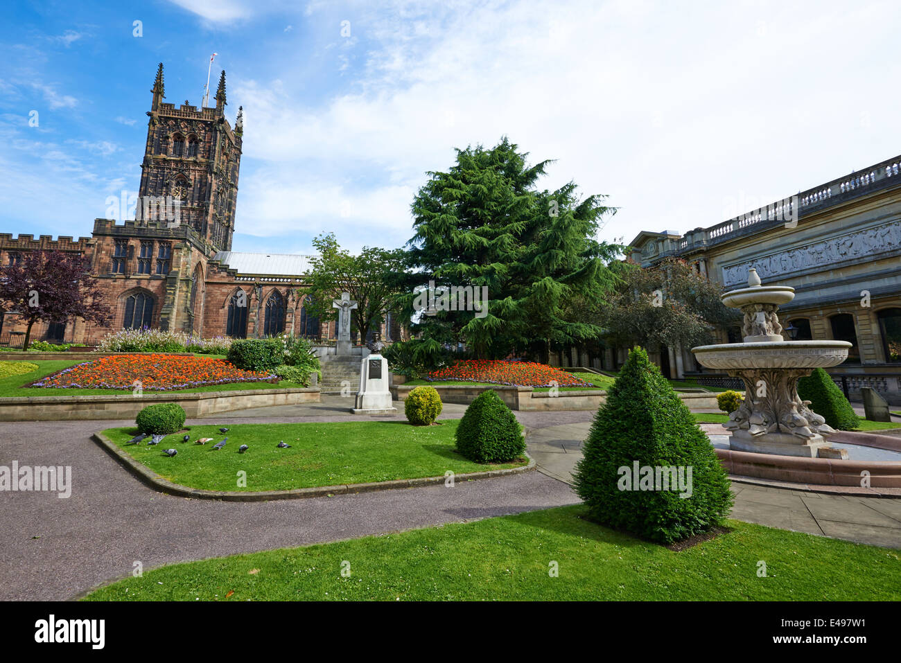 Collégiale St Peters & Gardens Wolverhampton West Midlands UK Banque D'Images