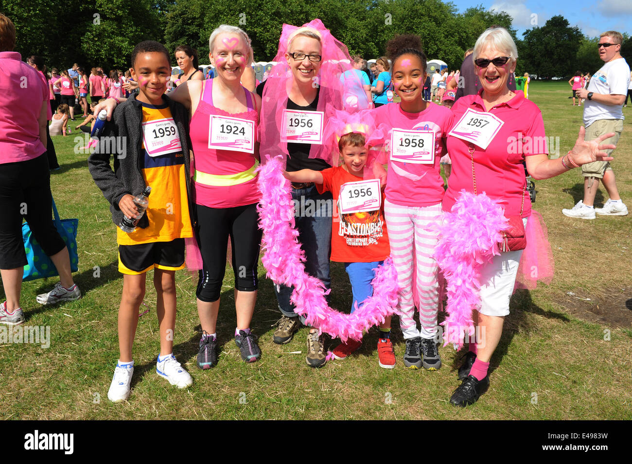 Liverpool, Royaume-Uni. Dimanche 6 juillet 2014. Préparer la famille à la course. Cancer Research UK's Race for Life est une série de 5k ou 10k ne concernant que les femmes, qui sont des événements de collecte de fonds la collecte de fonds pour la recherche pour aider à vaincre tous les 200 types de cancer plus tôt. Cet événement a été la course autour de Liverpool Sefton Park. Crédit : David Colbran/Alamy Live News Banque D'Images