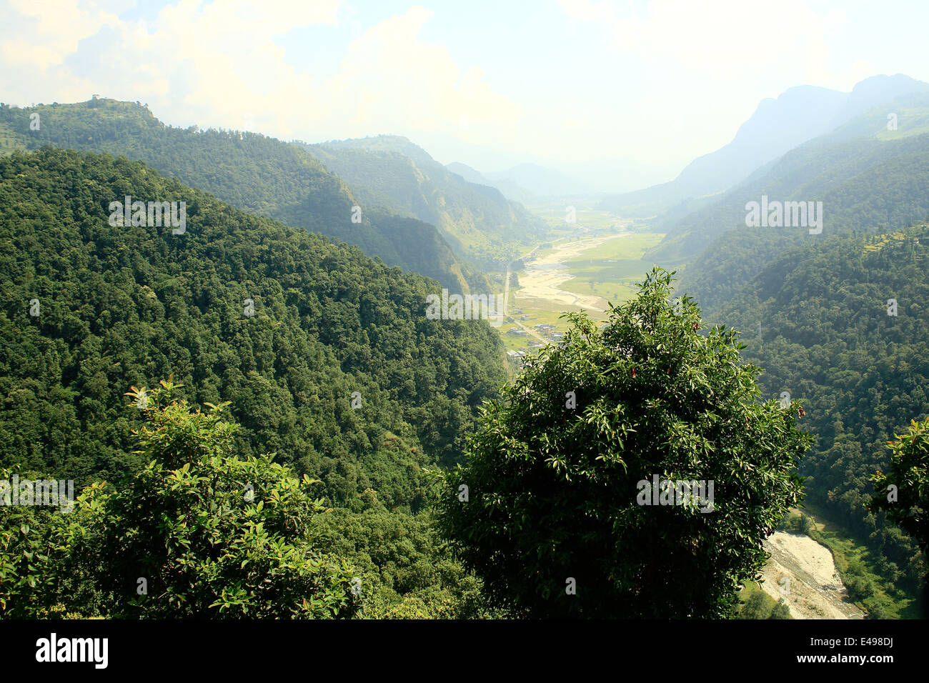 Le SETI Gandaki-river valley et Phedi village vu de la route de trekking tour des Annapurnas à Dhampus upway village. Le Népal Banque D'Images