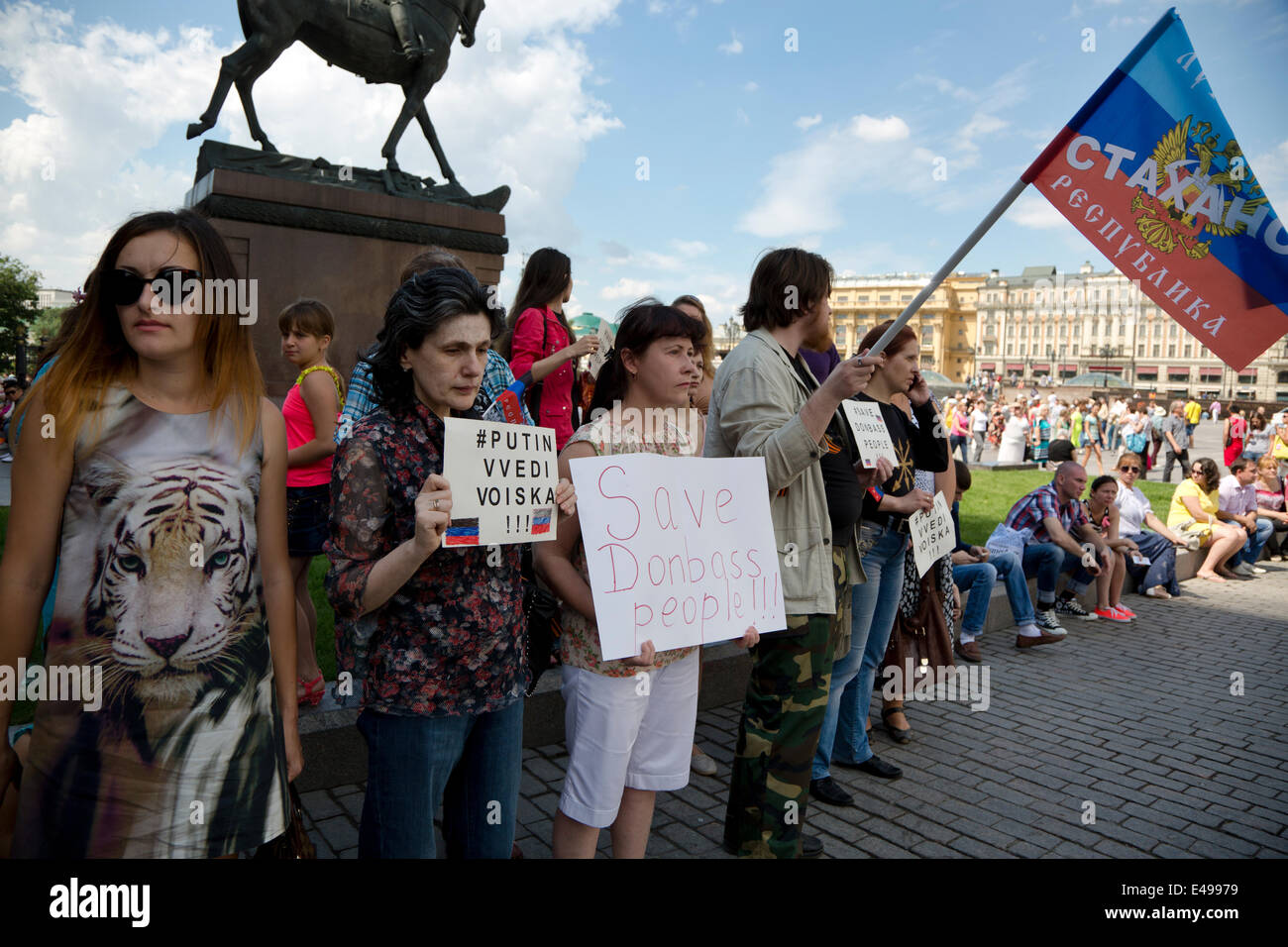 Moscou, Russie. Le 06 juillet, 2014. Les gens demandent le président Poutine d'envoyer des troupes à l'Est de l'Ukraine au rassemblement non autorisé près de la Place Rouge, Moscou Crédit : Nikolay Vinokourov/Alamy Live News Banque D'Images