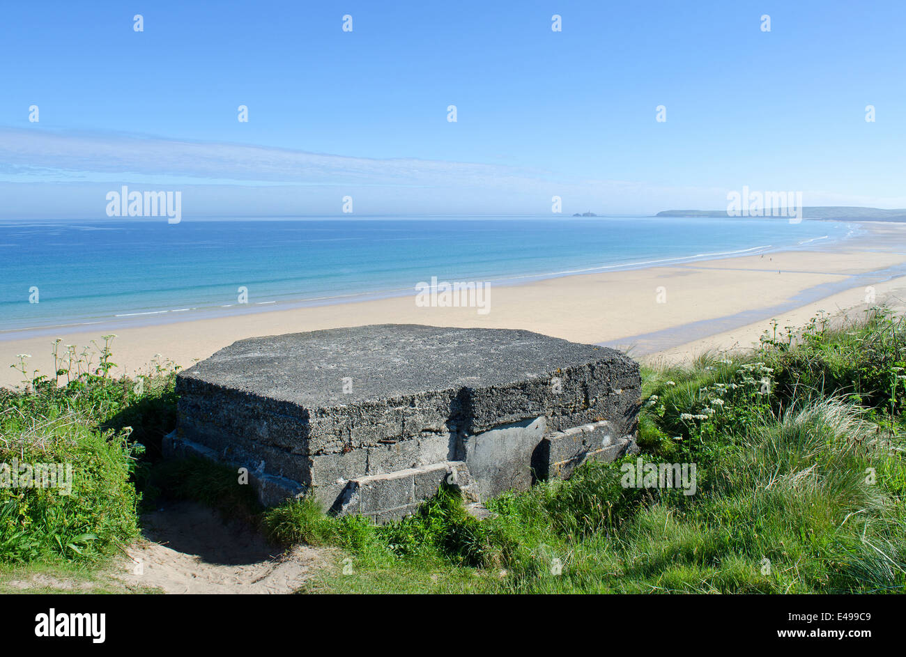 Un vieux seconde guerre mondiale comprimé fort sur la côte à Hayle en Cornouailles, Royaume-Uni Banque D'Images