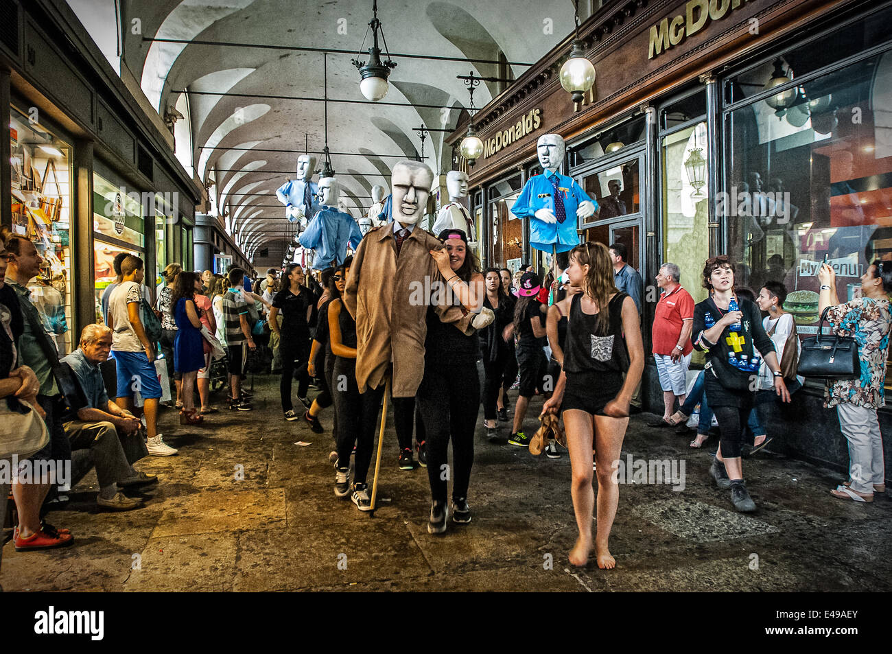 Turin, Italie. 6 juillet, 2014. À partir de la Piazza S. Carlo.Torino Festival de danse, a commencé en 2014 avec la biennale de la danse à Lyon et d'un grand projet de collaboration, l'objectif de ce rapport, le Defilè , une grande parade qui s'ouvre tous les deux ans, la Biennale de la danse à Lyon. Defilè de participer entre 5 mille et 6 mille danseurs non professionnels, et pour la première fois l'événement aura lieu en Italie . Au cours d'un défilé sera manipulé plus de 600 marionnettes et marottes, par les participants : crédit facile vraiment Star/Alamy Live News Banque D'Images