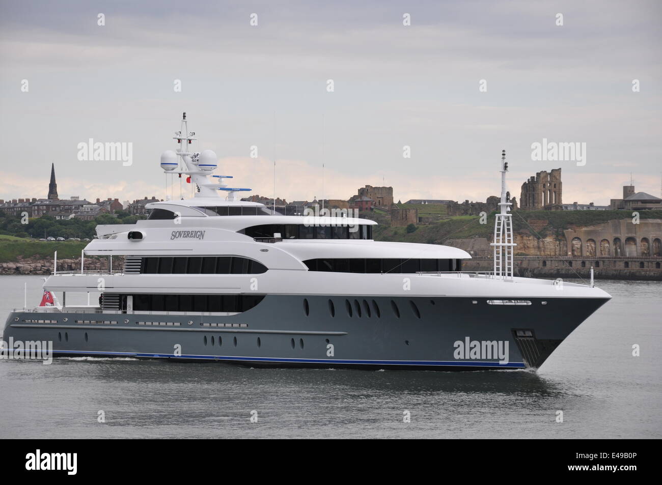 Newcastle Upon Tyne, au Royaume-Uni. Le 06 juillet, 2014. À 10:27 le 6 juillet le premier superyacht à visiter la Tyne quitte Tynemouth à poursuivre sa croisière vers la Scandinavie et les régions baltes avec son propriétaire à bord secret Crédit : topspec/Alamy Live News Banque D'Images