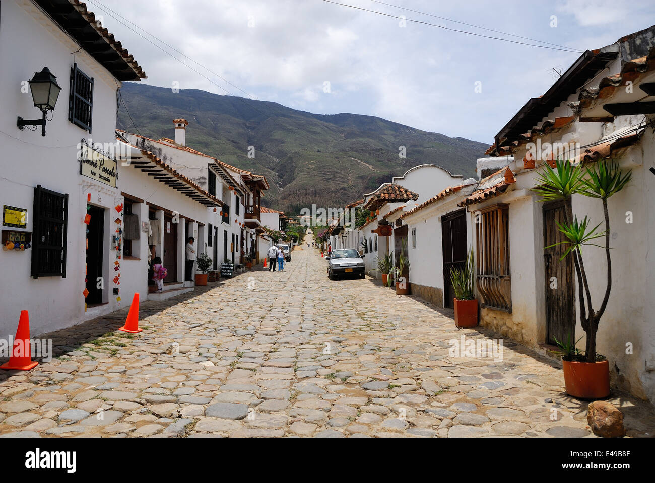 Scène de rue traditionnels montrant les pierres de cailloux et les Andes en arrière-plan Banque D'Images