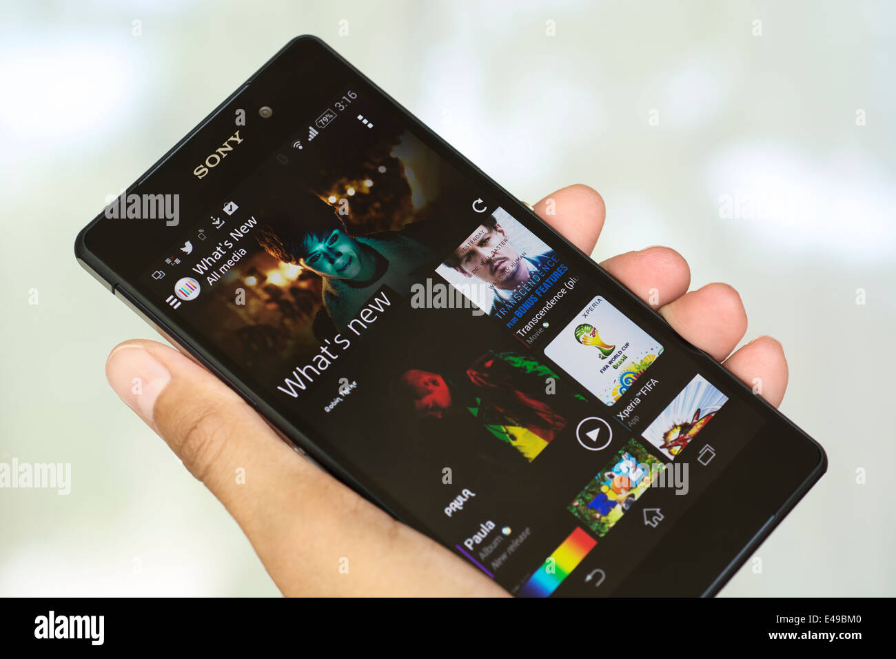 Hand holding Smartphone, mobile, téléphone mobile, le Xperia Z2 Banque D'Images