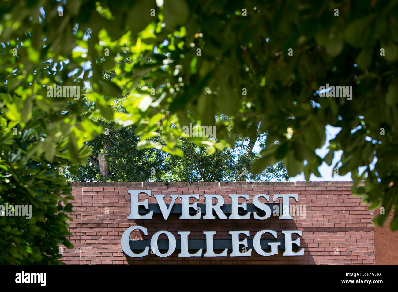 Woodbridge, Virginia, USA. Le 06 juillet, 2014. Un Everest College emplacement de Vienne, en Virginie. Collèges de Corinthe, la société mère d'Everest College et d'une société à but lucratif a été examinée par le ministère de l'éducation pour le recrutement d'éviction allégué qui laisse les étudiants ayant un niveau d'endettement élevé et un faible taux d'obtention du diplôme. Il a été rapporté que Corinthian a conclu un accord pour vendre la plupart de ses écoles et de fermer le reste. Credit : Kristoffer Tripplaar/Alamy Live News Banque D'Images