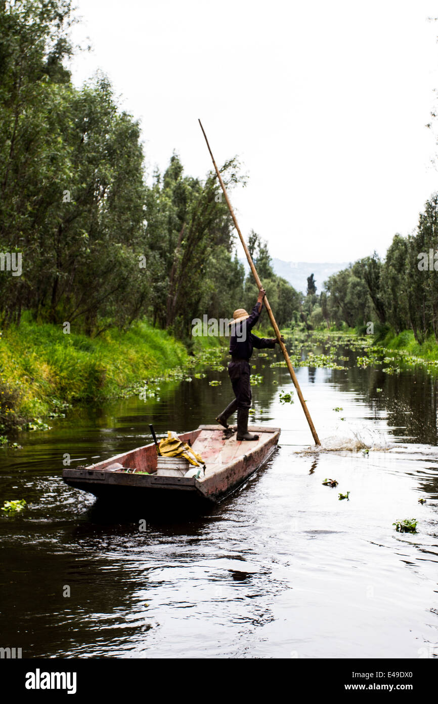 Le bateau de Siling trajineras xochimilco traditionnelle ville dans la périphérie de la ville de Mexico Banque D'Images