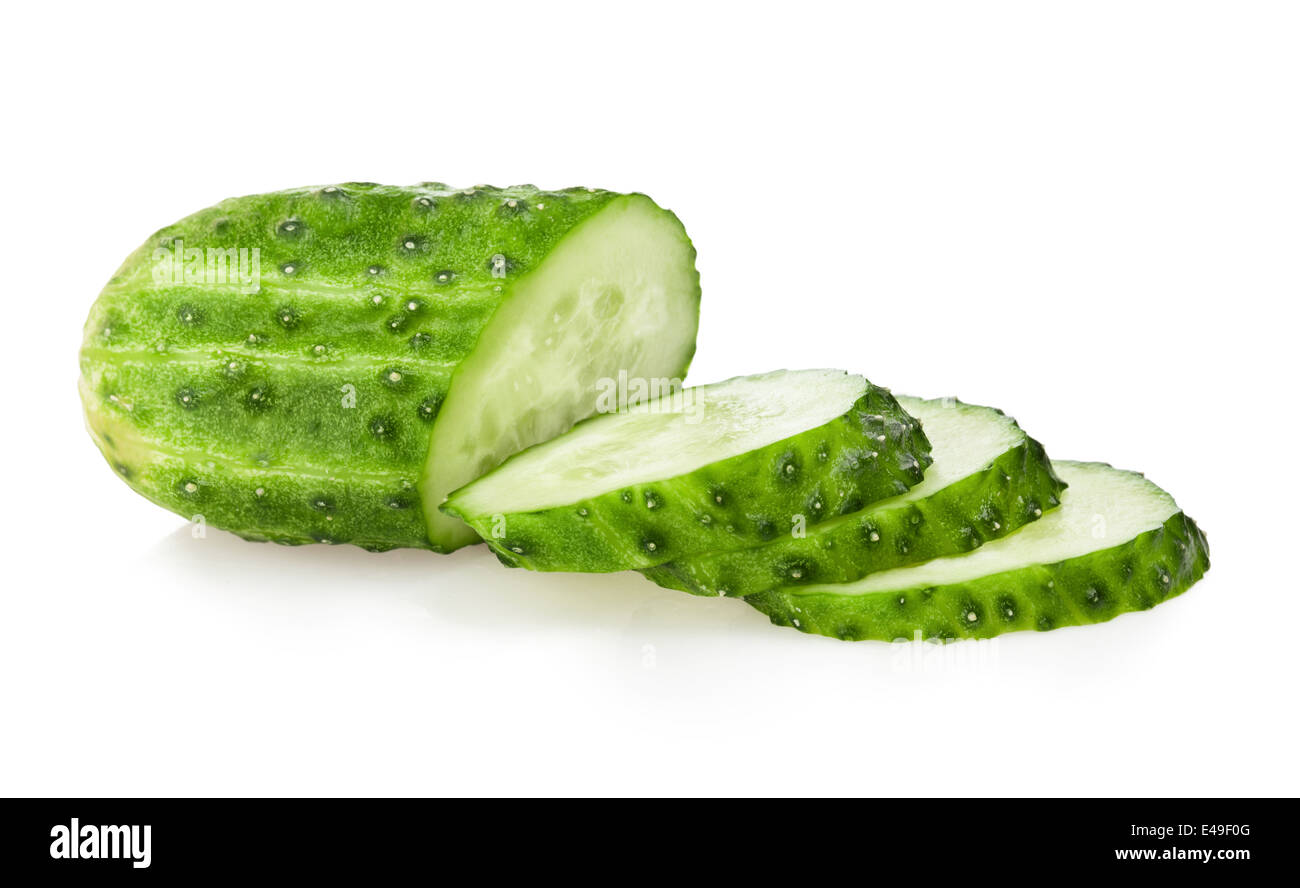 Les tranches de concombre et isolated over white background. Banque D'Images