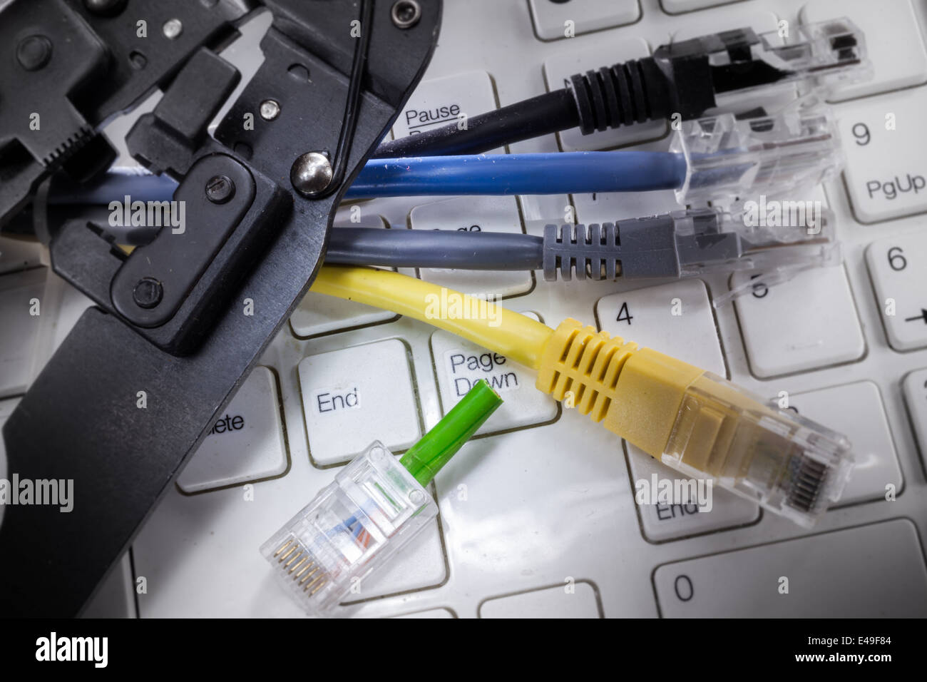 Câbles Internet sur clavier de l'ordinateur de l'arrière-plan. Banque D'Images