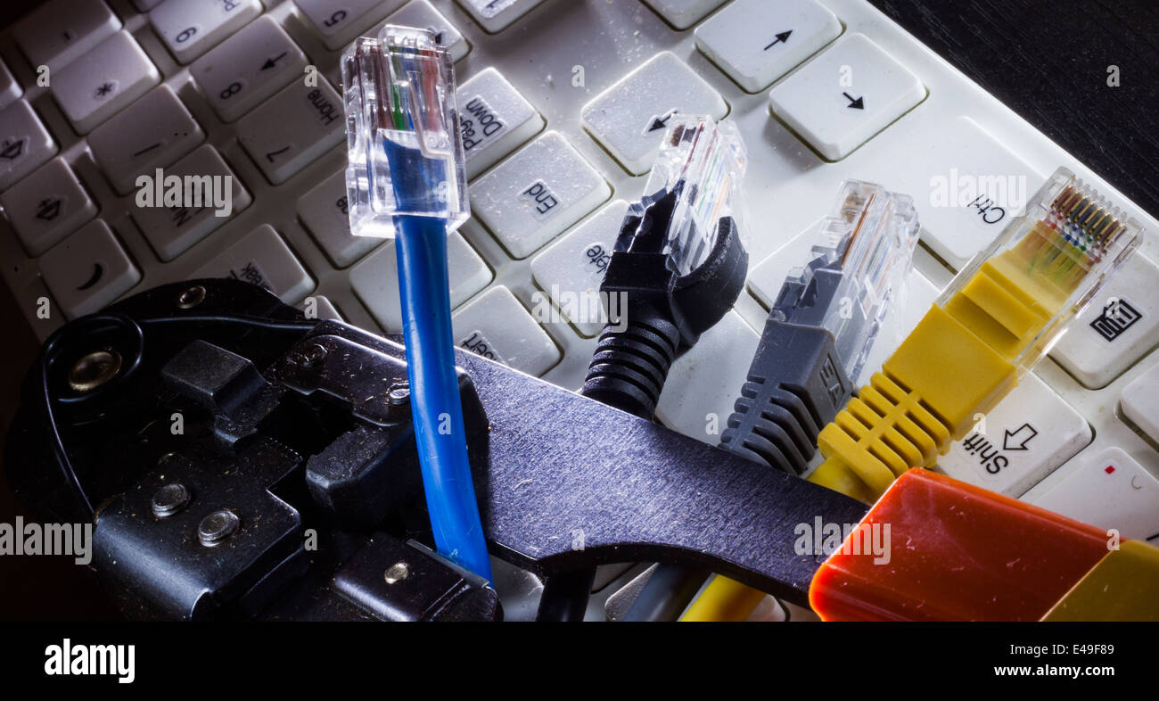 Câbles Internet sur clavier de l'ordinateur de l'arrière-plan. Banque D'Images