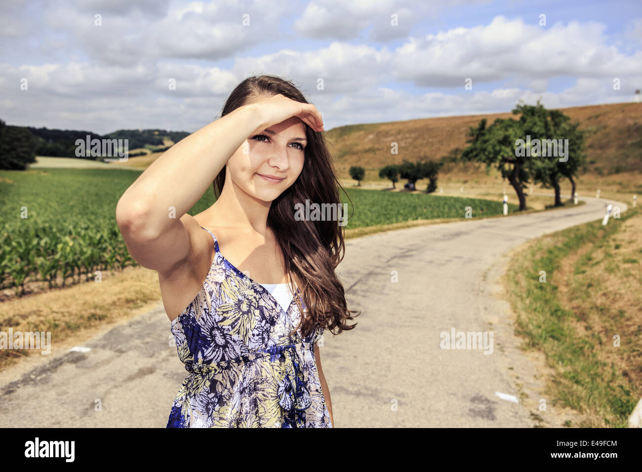 Outdoor portrait d'une jeune fille en face de paysage rural Banque D'Images