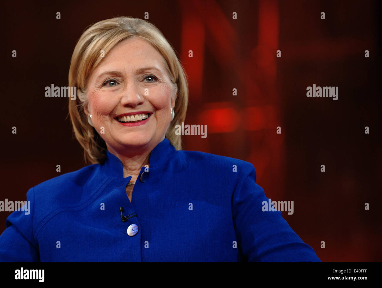 Berlin, Allemagne. Le 06 juillet, 2014. L'ex-secrétaire d'État américaine Hillary Rodham Clinton assiste à l'émission de télévision allemande 'Guenther Jauch' à Berlin, Allemagne, 06 juillet 2014. Le thème de l'émission était "Les femmes au pouvoir !". Photo : PAUL ZINKEN/dpa/Alamy Live News Banque D'Images