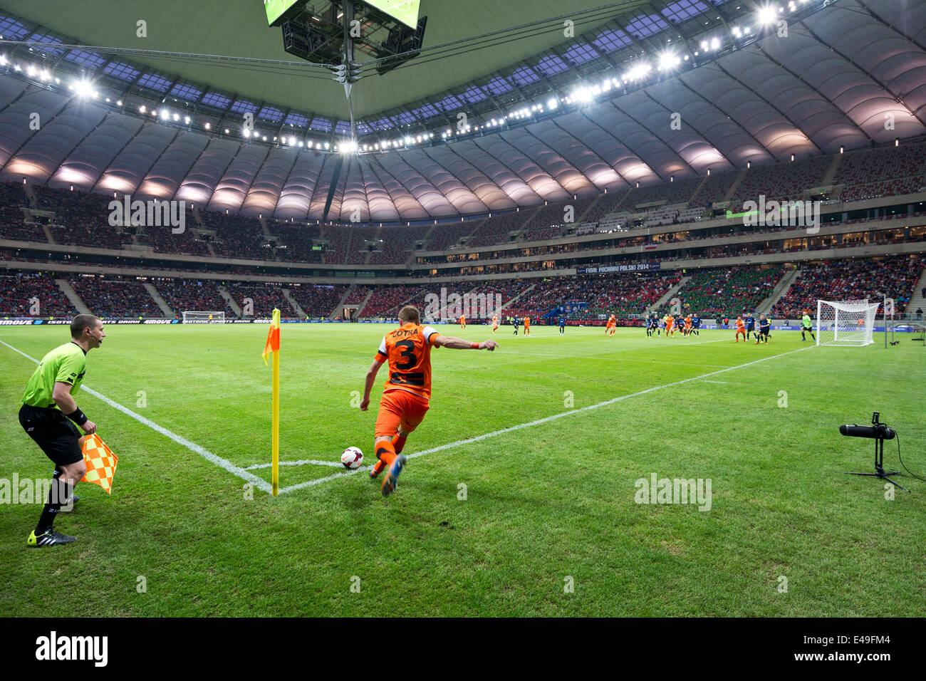 Dorde Cotra botter un ballon de corner au stade national polonais pendant la finale de la Coupe de Pologne Banque D'Images
