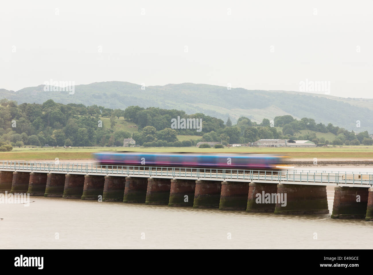 Automotrices diesels (DMU) Class 156 exploité par Northern Rail traversant le viaduc de Kent, Cumbria (longue exposition) Banque D'Images