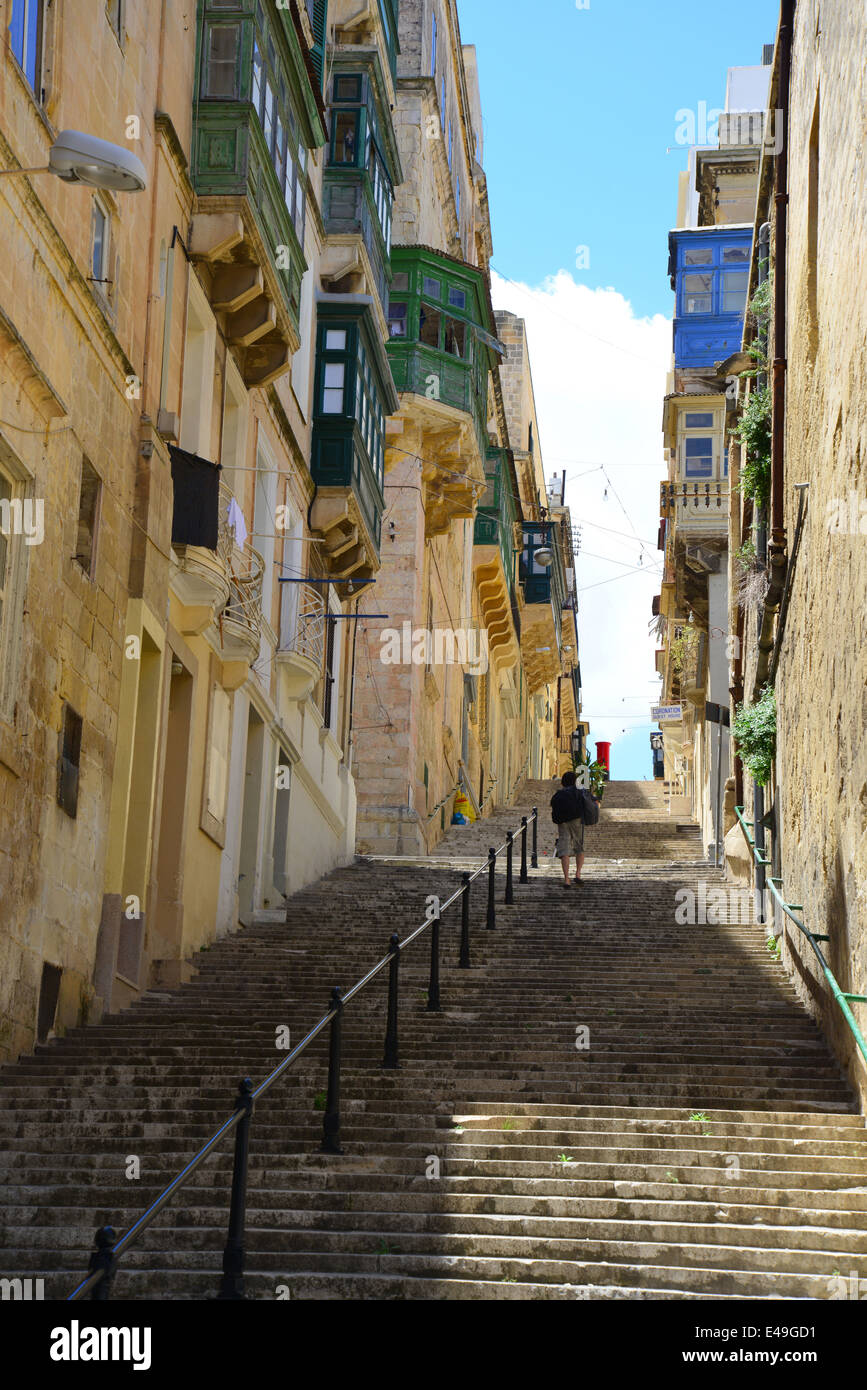 Étapes avec gallarija raide étroit d'un balcon, de La Valette (Il-Belt La Valette), quartier du port du Sud, Malte, Malte Région Xlokk Banque D'Images