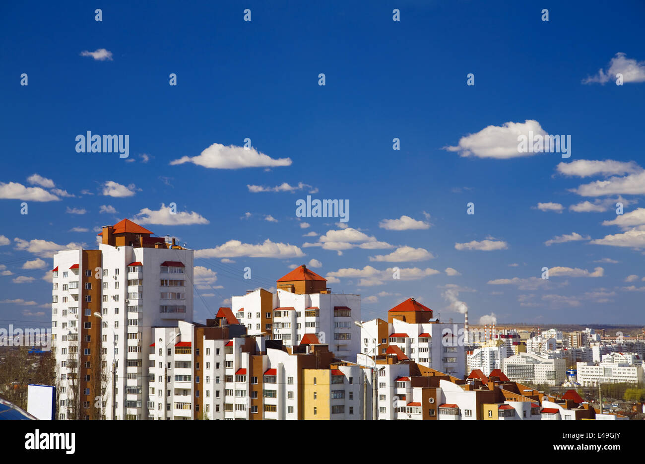 Vue sur la ville à partir d'une montagne d'une journée de soleil Banque D'Images