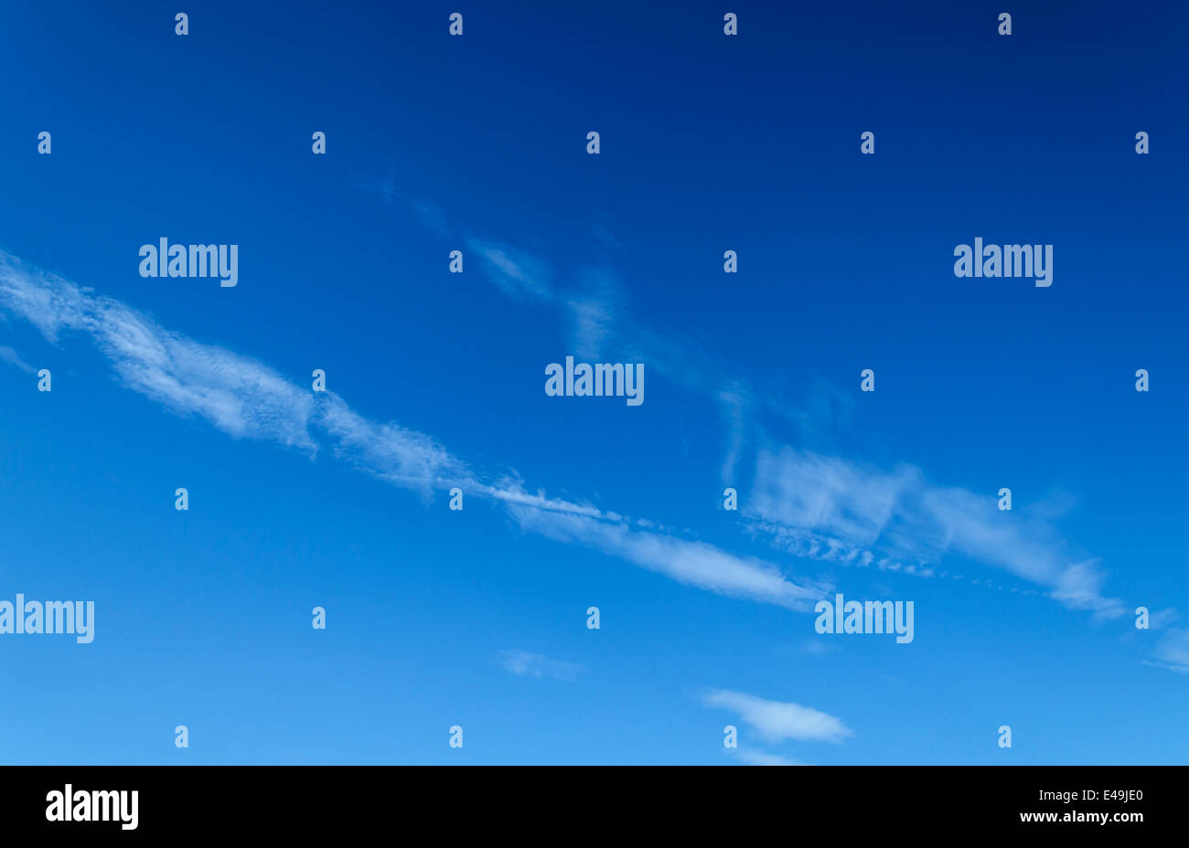 Nuages dans un beau ciel bleu Banque D'Images