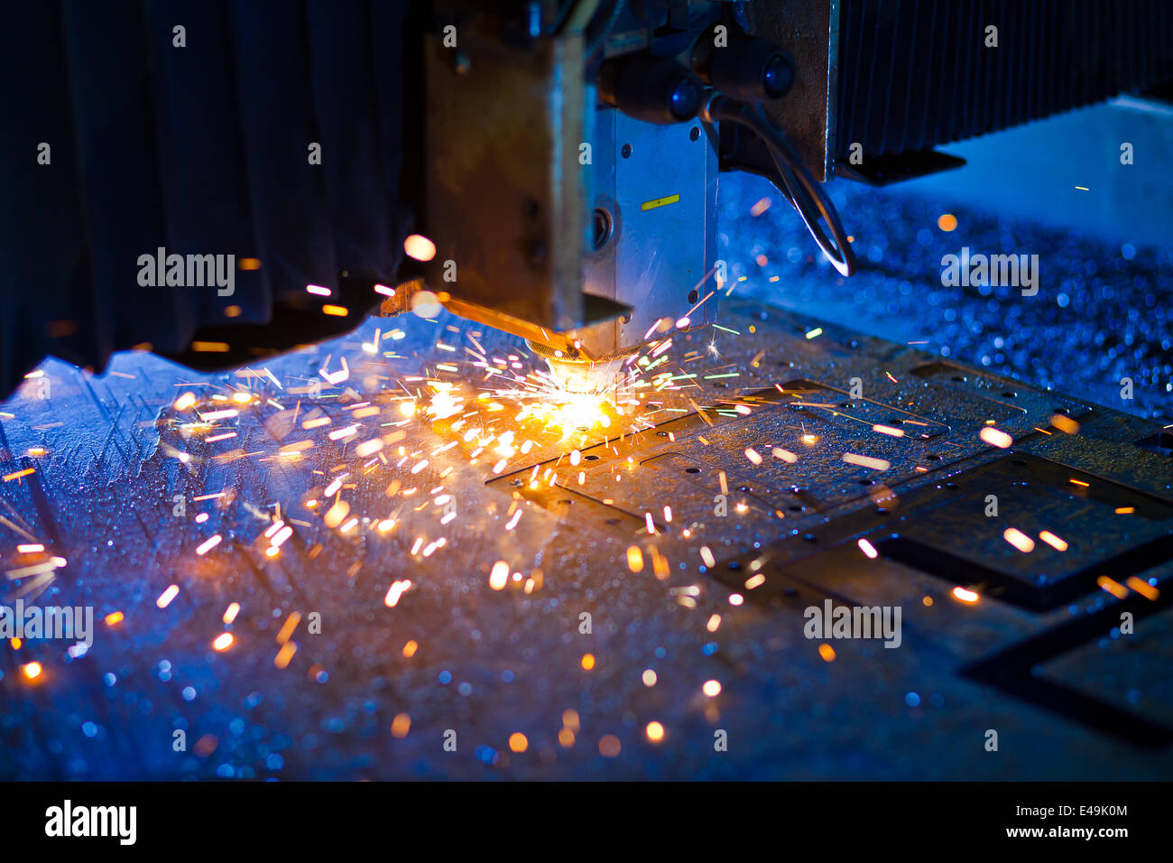 Le découpage au laser avec étincelles close up Banque D'Images