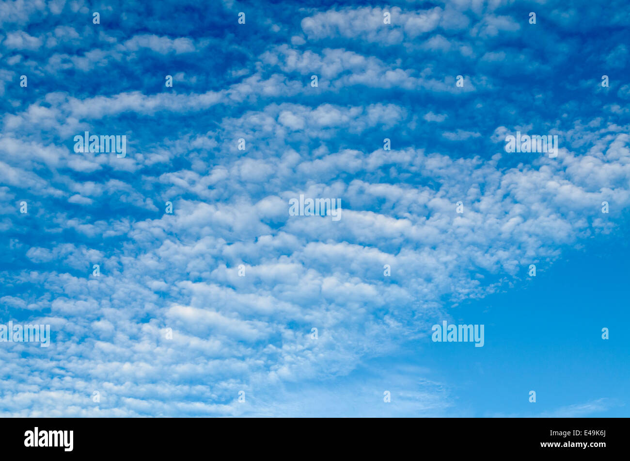 Nuages dans un beau ciel bleu Banque D'Images