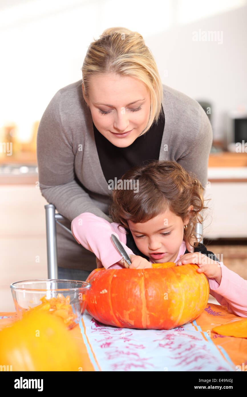 Mère et fille carving jack-o-lanternes Banque D'Images