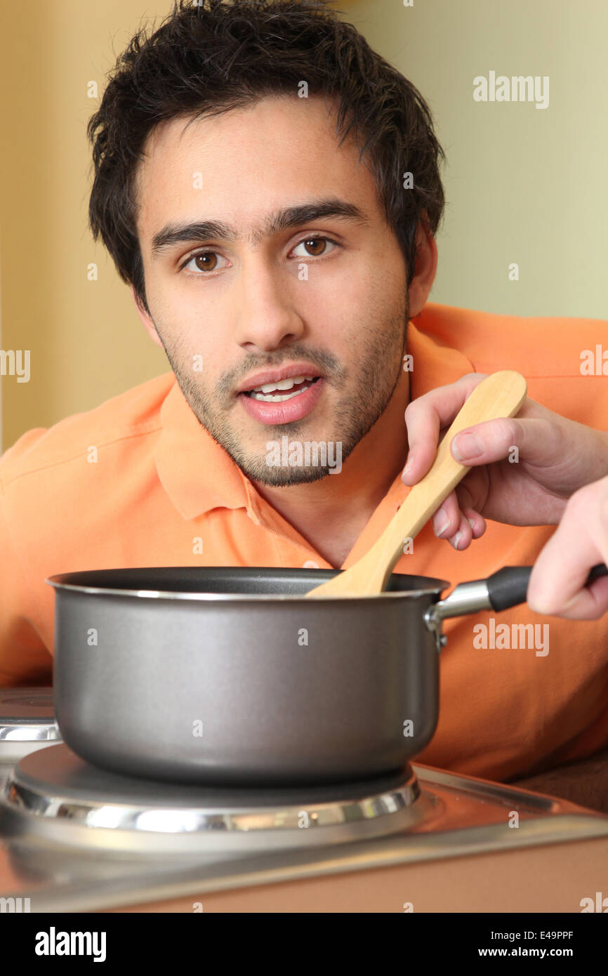 Un homme qui regarde quelqu'un la cuisson Banque D'Images