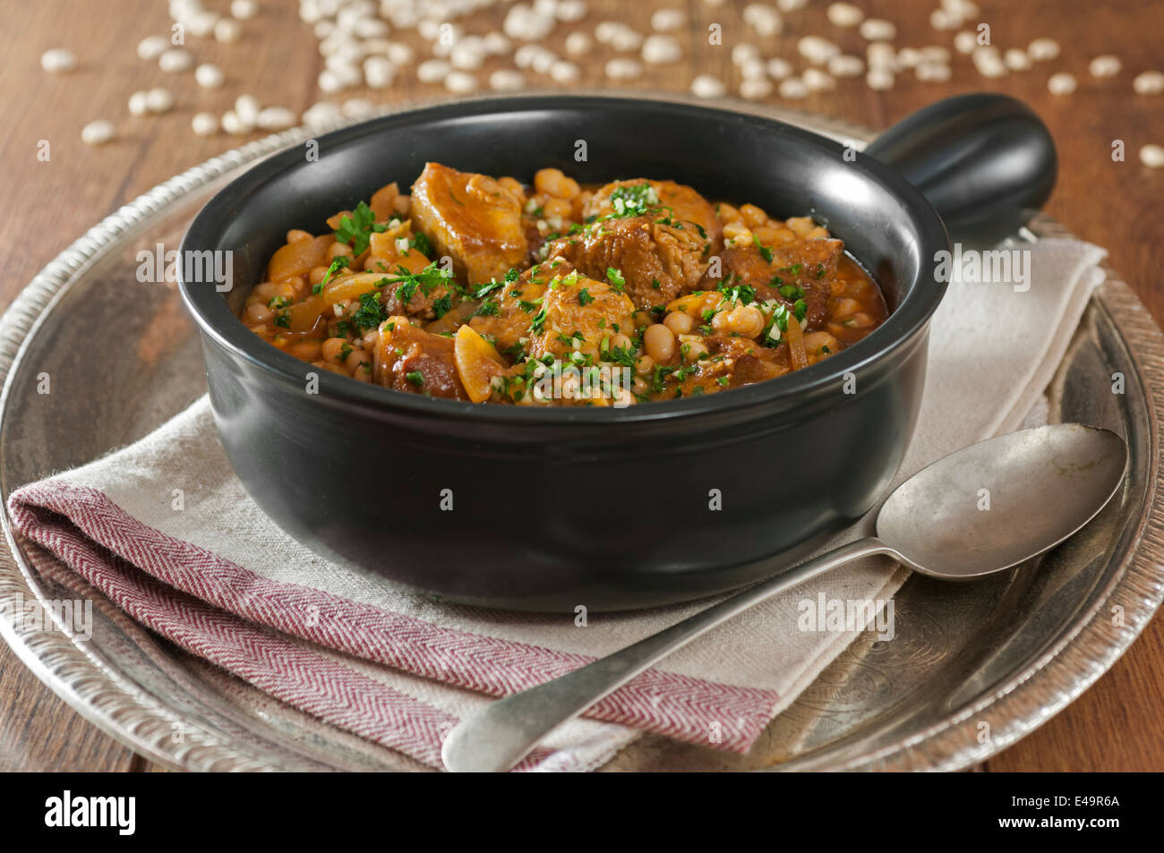 Ragout D agneau Aux Haricots Blancs Et Navets Ragoût d'agneau Banque de photographies et d'images à haute résolution -  Alamy