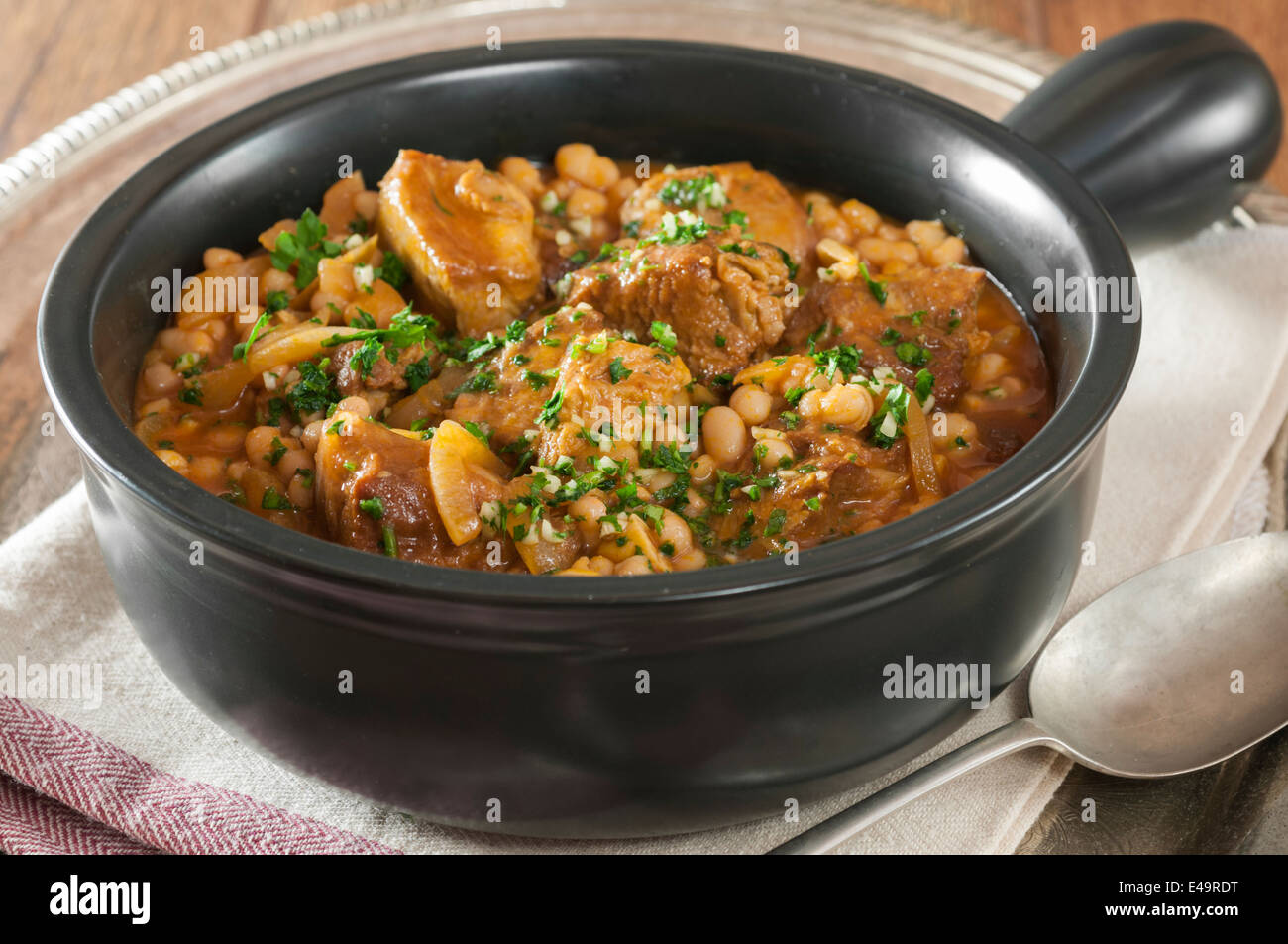 Ragoût D'agneau Aux Haricots Blancs Et Carottes Ragoût d'agneau aux haricots blancs. Ragoût d'agneau avec des haricots