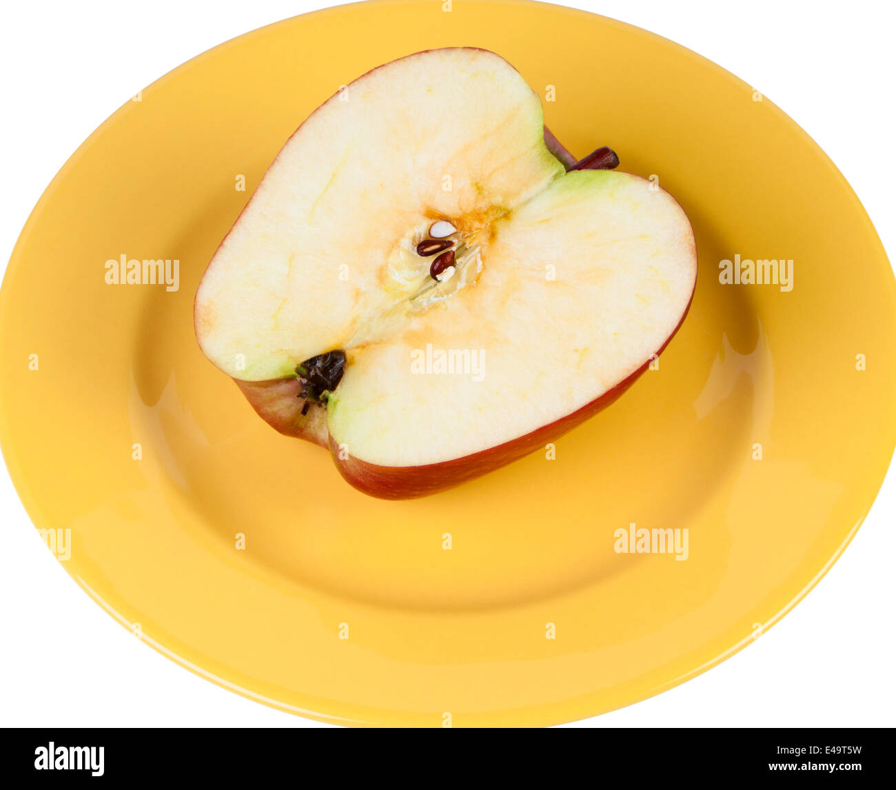 Une demi-pomme sur une assiette. Banque D'Images