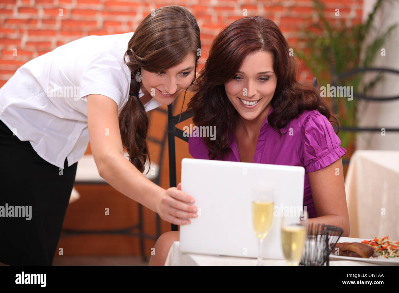 Portrait of two businesswomen at restaurant Banque D'Images