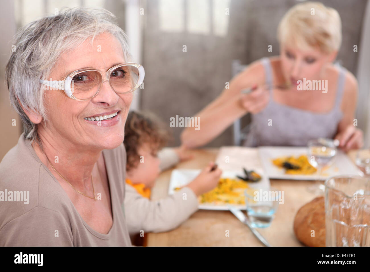 Grand-mère se joint à un souper de famille informelle Banque D'Images
