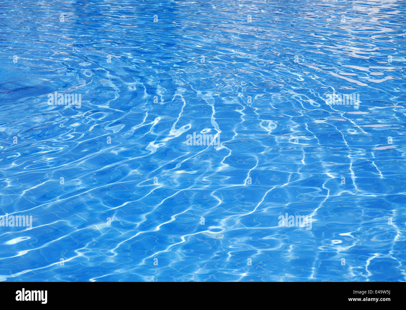 L'eau transparente d'un bleu pur Banque D'Images