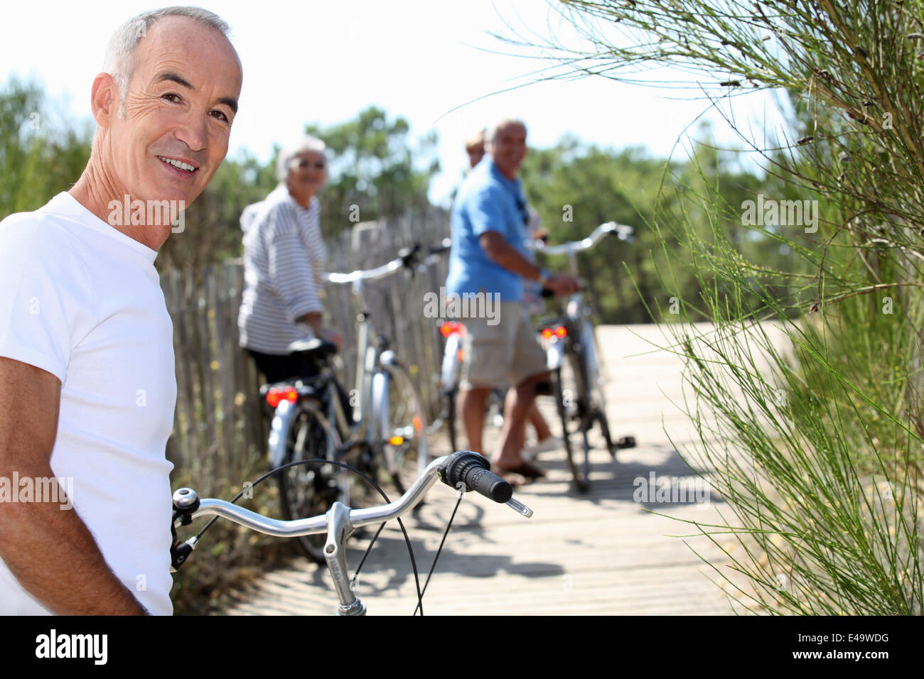 Les hommes et les femmes la bicyclette Banque D'Images