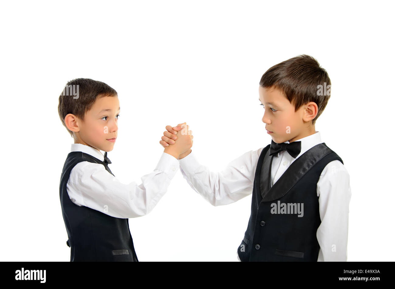 Twins playing Arm wrestling isolated Banque D'Images