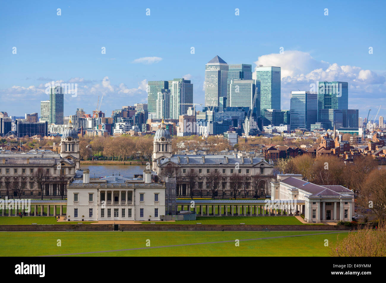 La vue de l'Old Royal Naval College et Canary Wharf, prises à partir de Greenwich Park, Londres, Angleterre, Royaume-Uni, Europe Banque D'Images