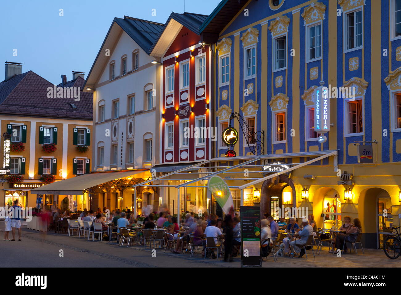 Restaurants dans la région de Market Square allumé à la tombée de la nuit, le lac de Mondsee, Mondsee, Oberosterreich (Haute-Autriche), Autriche, Europe Banque D'Images