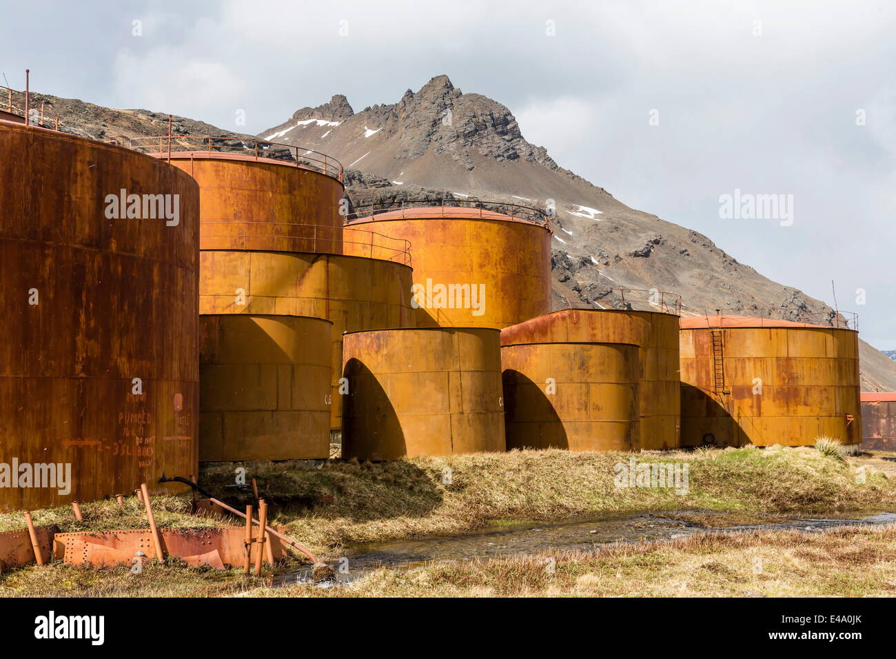 Les réservoirs d'huile à l'abandonné et restauré récemment station baleinière à Grytviken, Géorgie du Sud, UK-outre-mer Banque D'Images