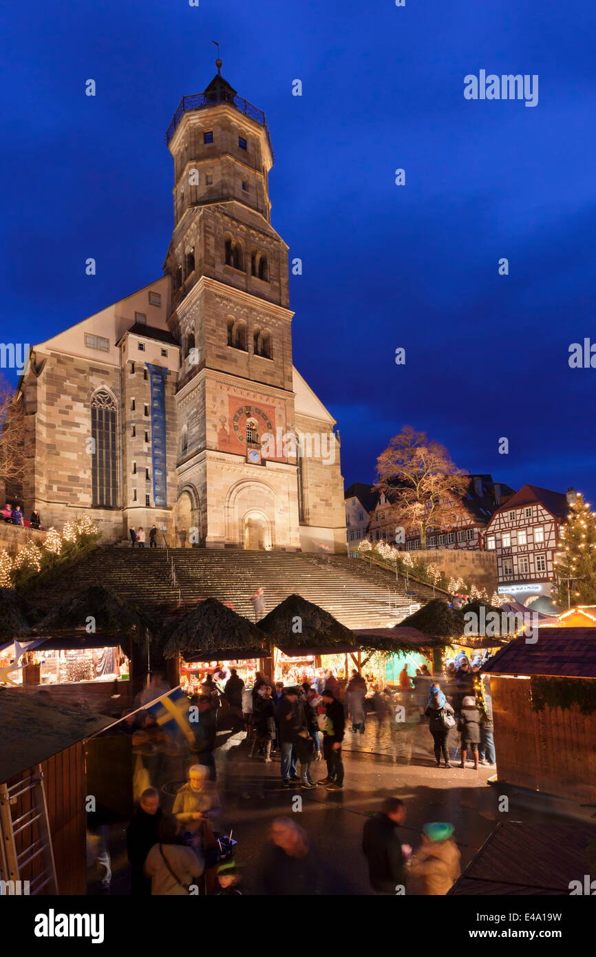 Foire de Noël, église St Michel, place du marché, Schwaebisch Hall, Hohenlohe, Baden Wurtemberg, Allemagne, Europe Banque D'Images