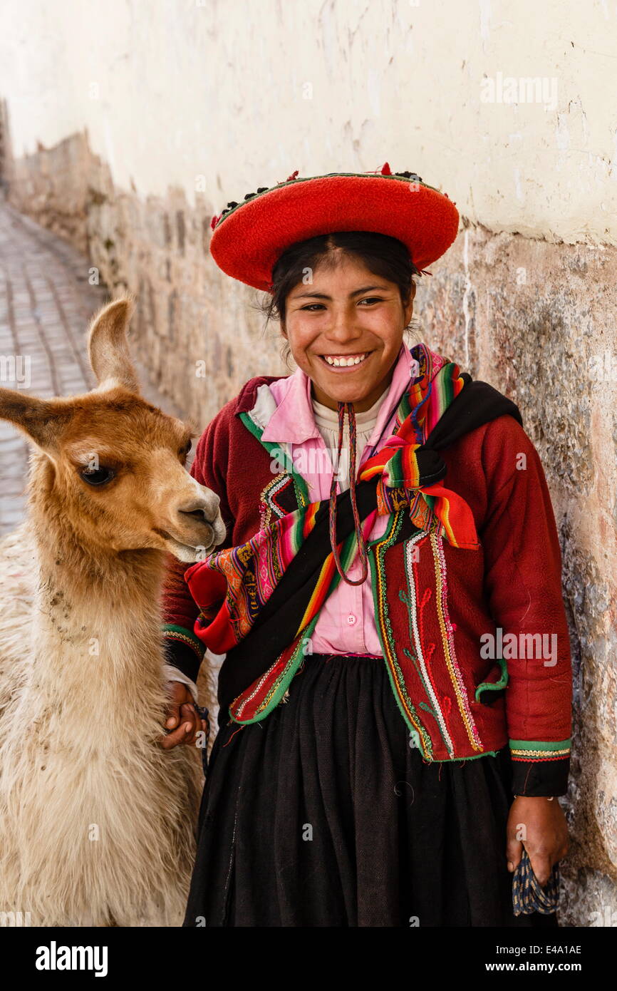 Portrait d'une jeune fille Quechua en costume traditionnel avec un lama, Cuzco, Pérou, Amérique du Sud Banque D'Images