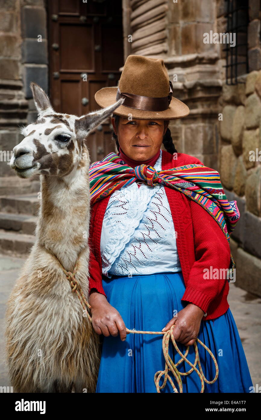 Portrait d'une femme Quechua avec llama le long d'un mur Inca dans quartier de San Blas, Cuzco, Pérou, Amérique du Sud Banque D'Images